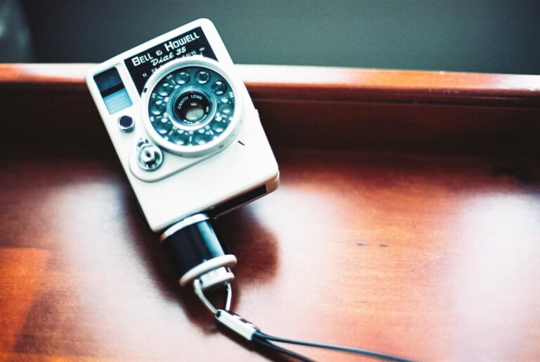 昭和の電話機みたいなフィルムカメラ｜BELL&HOWELL DIAL35の魅力