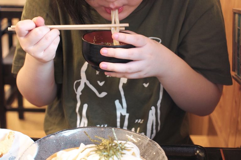 いよ路のざるうどんを食べているところ