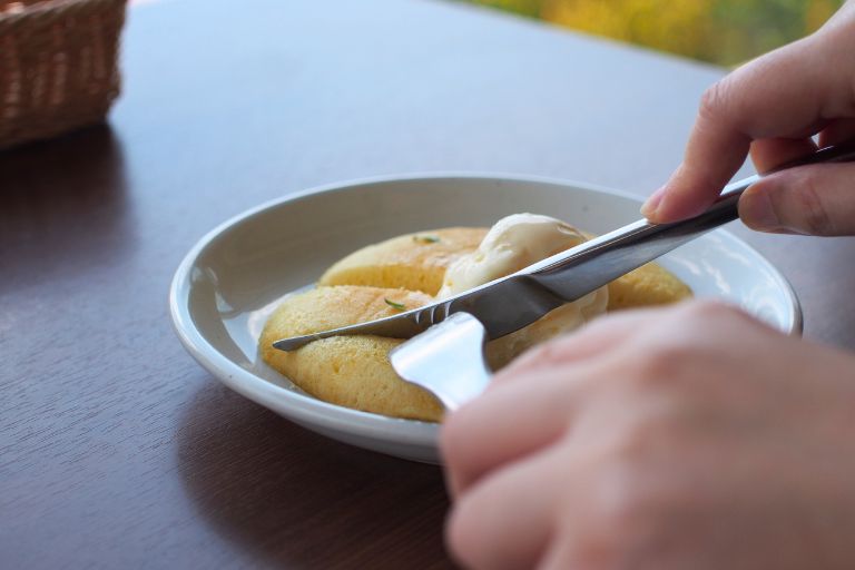 カフェ ダスティアーツの大人のデザートを切っているところ