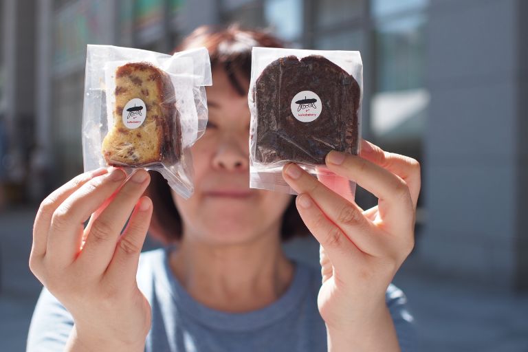 keiko bakeryさんの焼き菓子を手に持っているところ