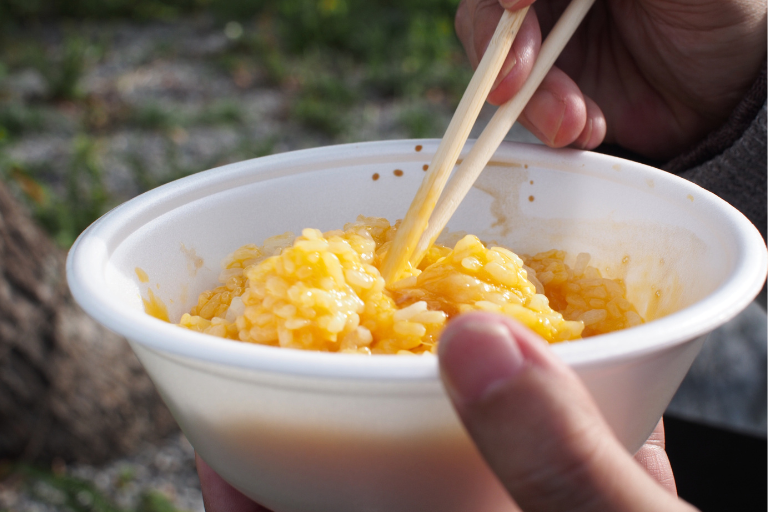 広島フードフェスティバルで食べた卵かけご飯をまぜているところ