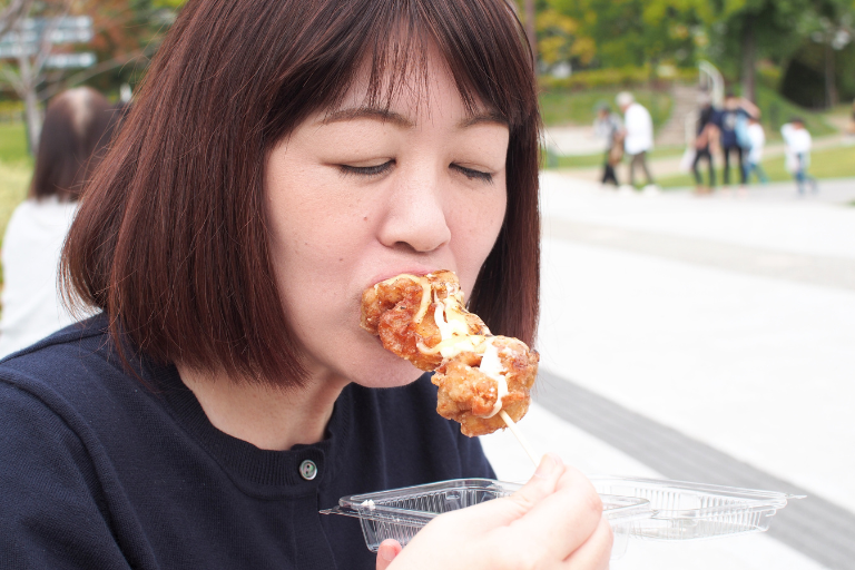 広島パンフェスタで買ったくろべえの唐揚げを食べているところ