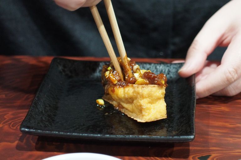 ごはんや晴ちゃんの厚揚げ肉みそ焼きを切っているところ