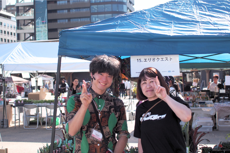 GreenSnap Marche HIROSHIMA 2024でセイティモさんと一緒に写真を撮る筆者