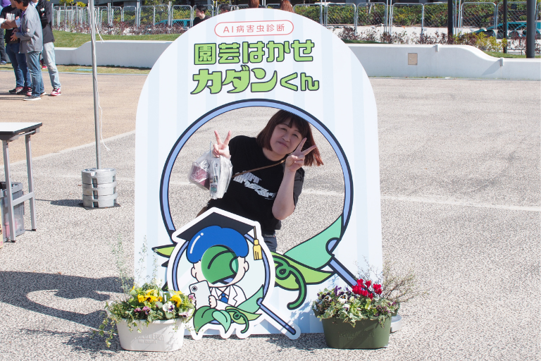 GreenSnap Marche HIROSHIMA 2024で園芸はかせカダンくんで写真を撮る筆者