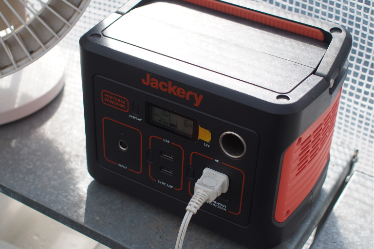 温室に置いてあるJackeryのバッテリー