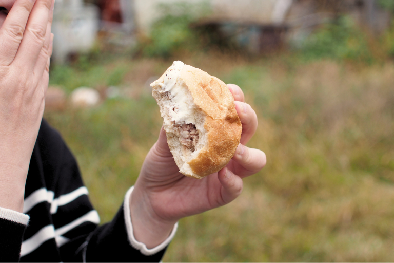 カドナのクリームチーズとナッツのパテのパンを食べているところ