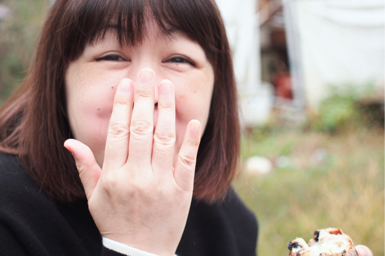 カドナのクリームチーズとブルーベリーのパンを食べてうれしそうにしている筆者