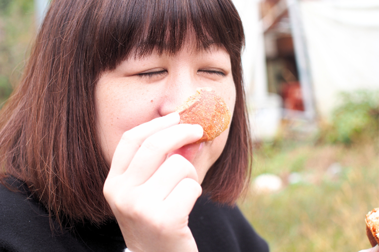 カドナの天然酵母のパンの匂いをかぐ筆者