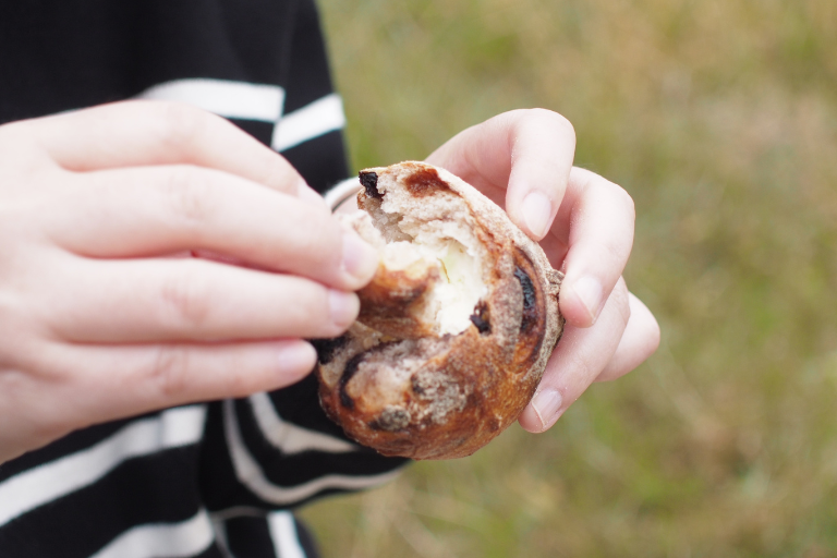 カドナのクリームチーズとブルーベリーのパンを食べているところ