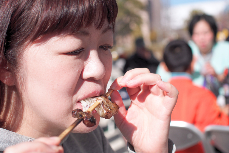 ケンボロー手づくりハム工房さんの豚バラ串を食べているところ