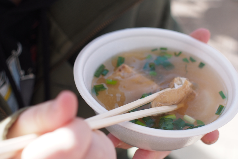 「海咲丸」さんのあら汁を食べているところ