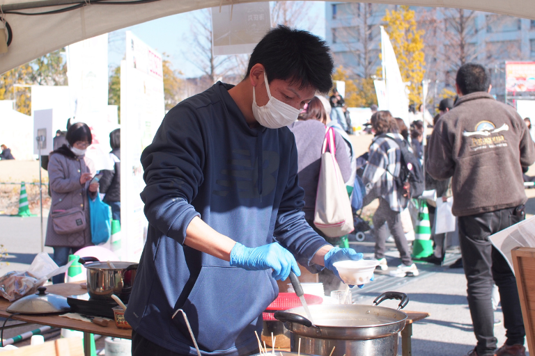 しまねふるさとフェア2025の初出店の「漁師めし」さんのスタッフ