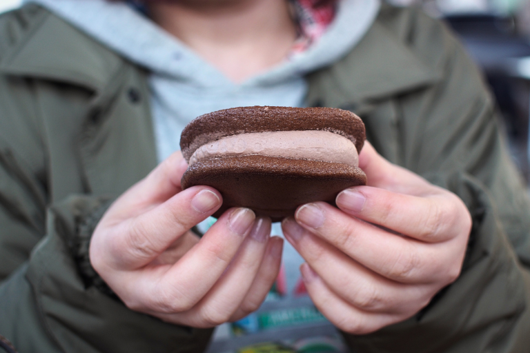 しまねふるさとフェア2025の「噂の生どら」チョコを横からみたところ