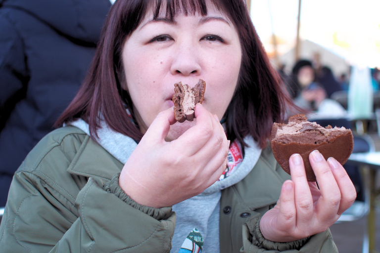 「噂の生どら」チョコを食べているところ