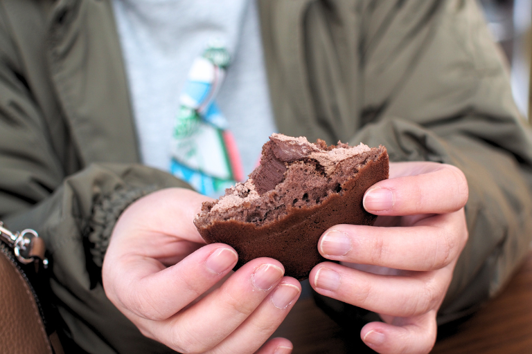 噂の生どら」チョコを食べているところ