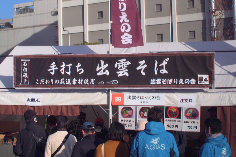 手打ち出雲そば「出雲そばりえの会」さんに並ぶ人たち