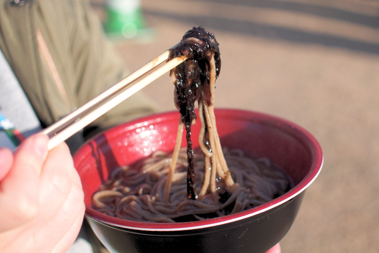 手打ち出雲そば「出雲そばりえの会」で買った岩海苔そば（温）を食べているところ