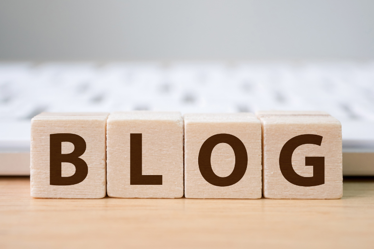BLOGの積み木を並べて置いている