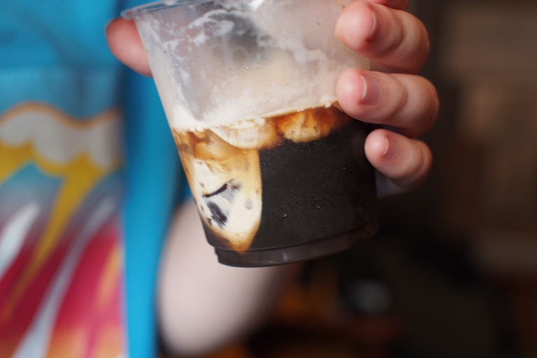 9689COFFEEのコーヒーゼリーフロートを食べているところ