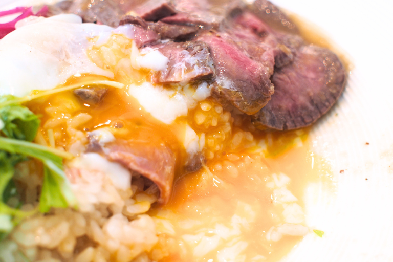 洋食KOKICHIのローストビーフ丼の温玉をわったところ