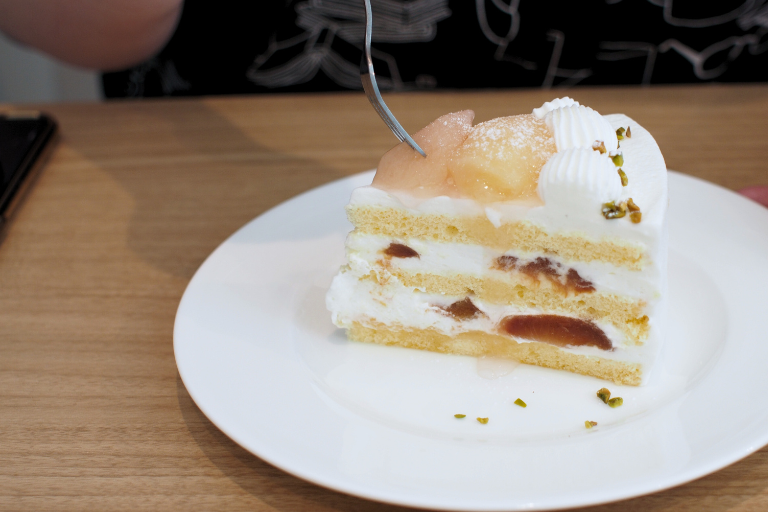 洋食KOKICHIの季節のショートケーキを食べているところ