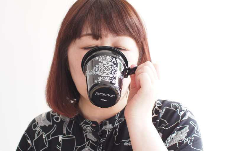 無添加プリン専門店「ナナホシプリン」で低温殺菌牛乳を飲んでいる筆者