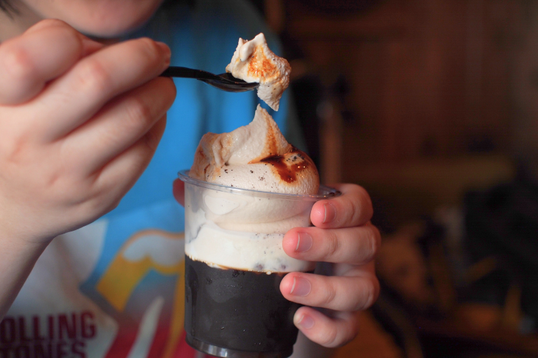 9689COFFEEのコーヒーゼリーフロートを食べているところ