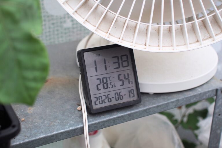 棚に置いた温湿度計