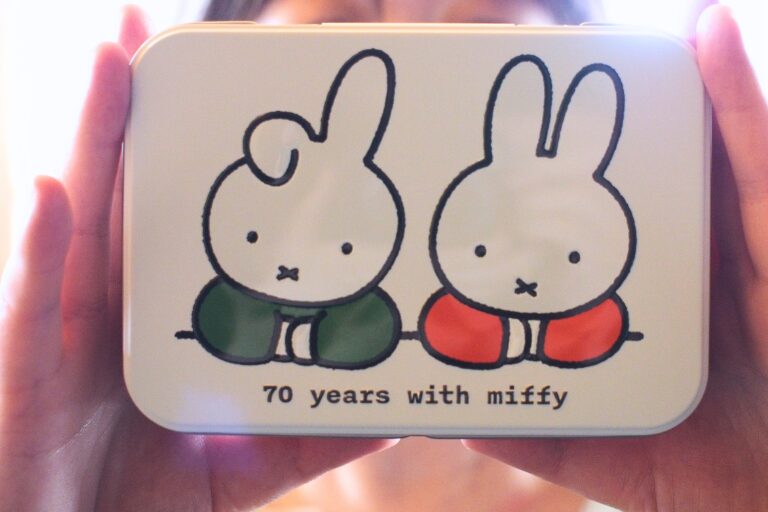 誕生70周年記念 ミッフィー展で購入した角缶のアイシングビスケットを見せているところ