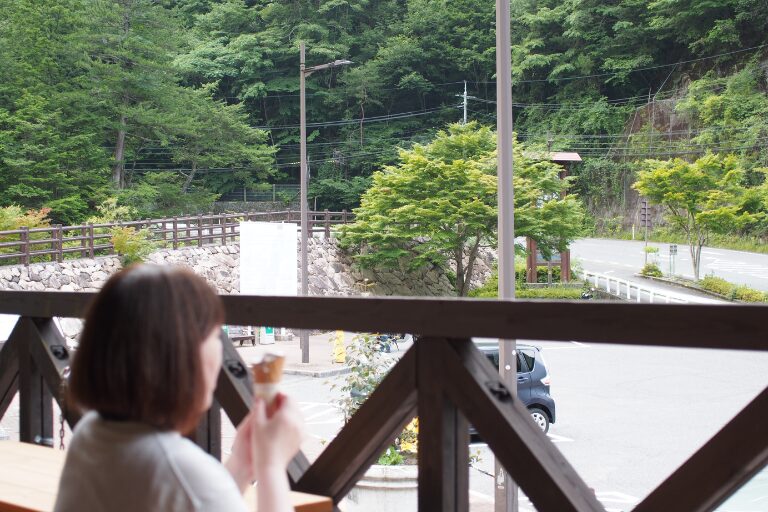スパ羅漢のテラス席でソフトクリームを食べているところ