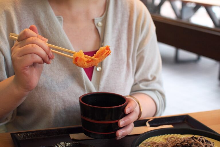 スパ羅漢の天ざるそばのパプリカを見せているところ