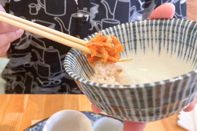r.d.k kitchen+の豆皿お膳のお昼ごはんを食べているところ