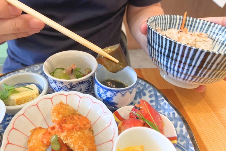 r.d.k kitchen+の豆皿お膳のお昼ごはんのなすの煮浸しを食べているところ