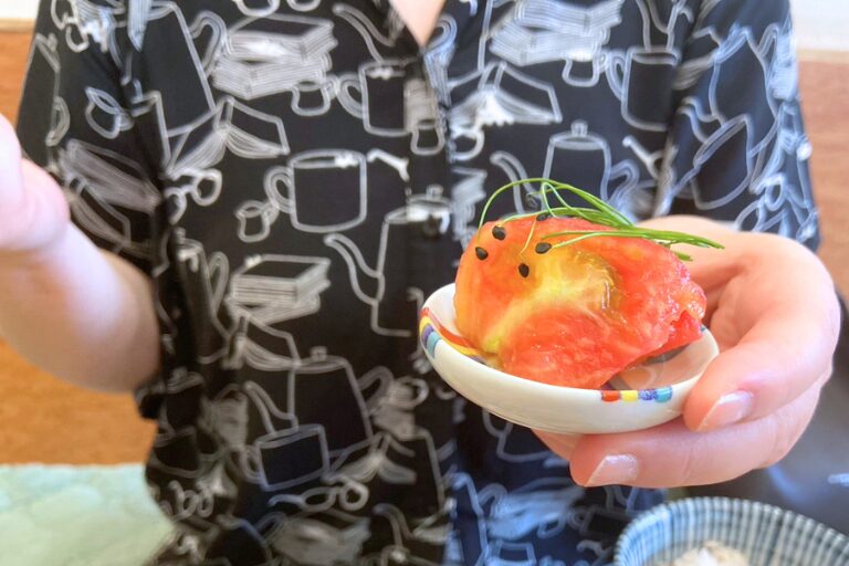 r.d.k kitchen+の豆皿お膳のお昼ごはんのトマトのマリネを食べているところ