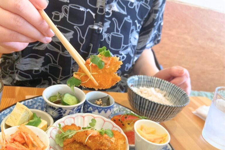 r.d.k kitchen+の豆皿お膳のお昼ごはんの魚のフライを食べているところ