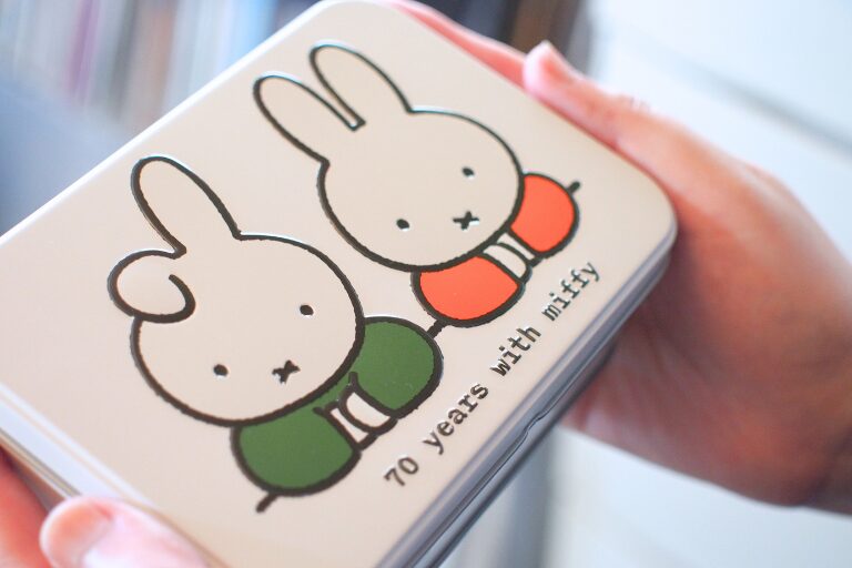 ミッフィー展で購入した角缶 アイシングビスケット入りを手に持っているところ