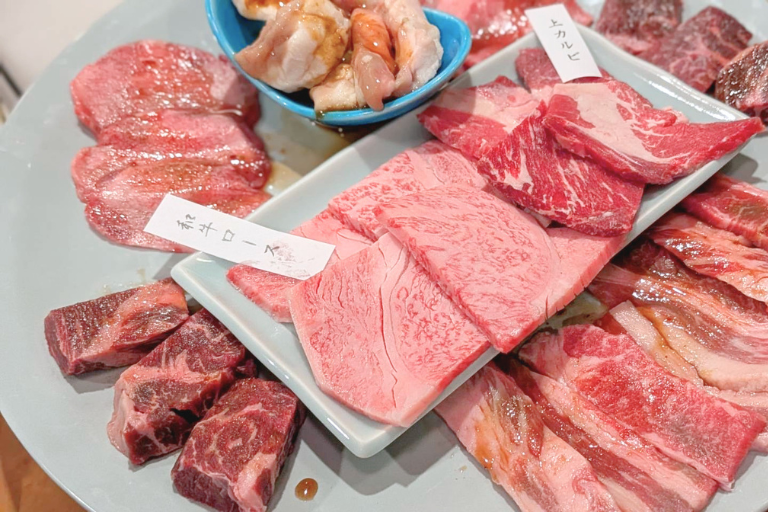 はうでい亭 伴店のはうでい盛り。和牛ロースやカルビ、ハラミなどの焼肉盛り合わせ