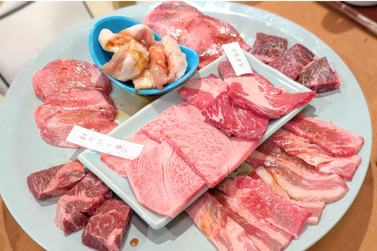 はうでい亭 伴店のはうでい盛り。和牛ロースやカルビ、ハラミなどの焼肉盛り合わせ