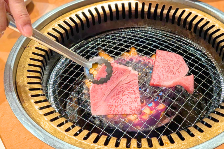 はうでい亭 伴店で広島和牛を網焼きしている様子