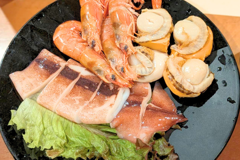 はうでい亭 伴店で注文したイカ・エビ・ホタテの海鮮盛り