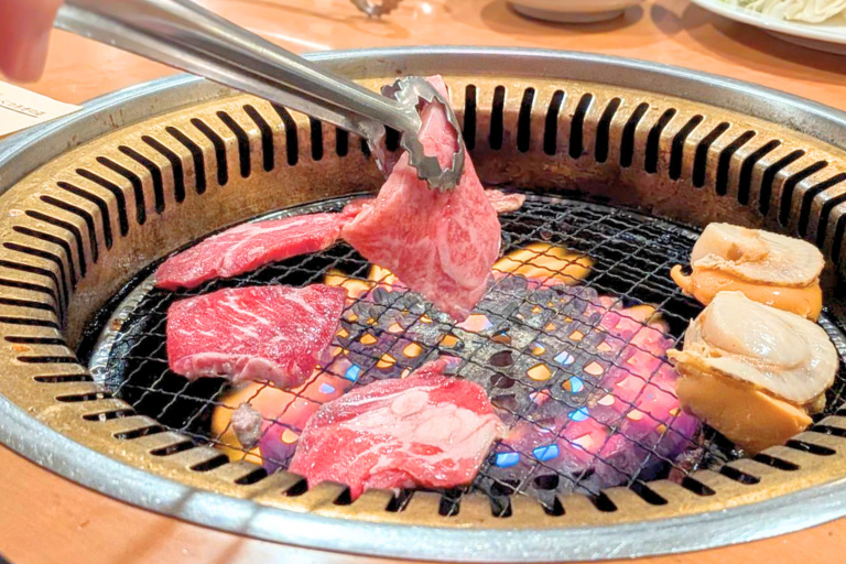 はうでい亭 伴店で肉やホタテを網焼きしている様子