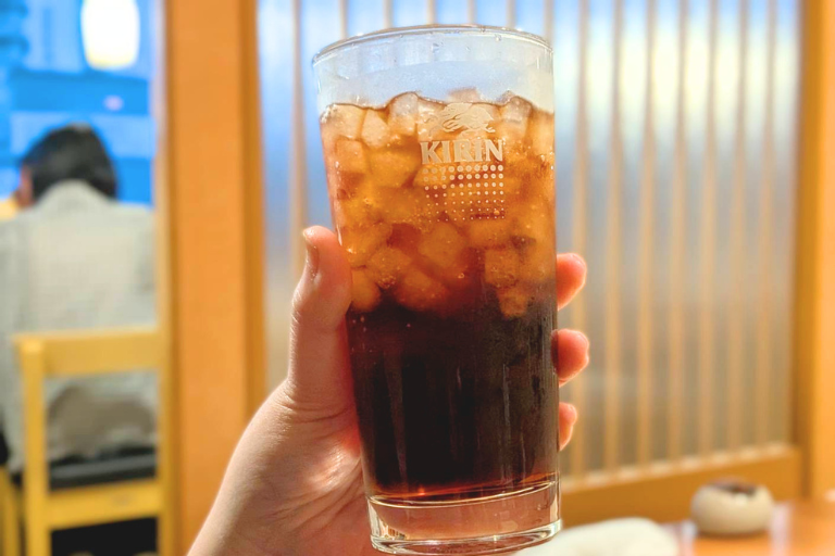 はうでい亭 伴店でウーロン茶を飲んでいるところ
