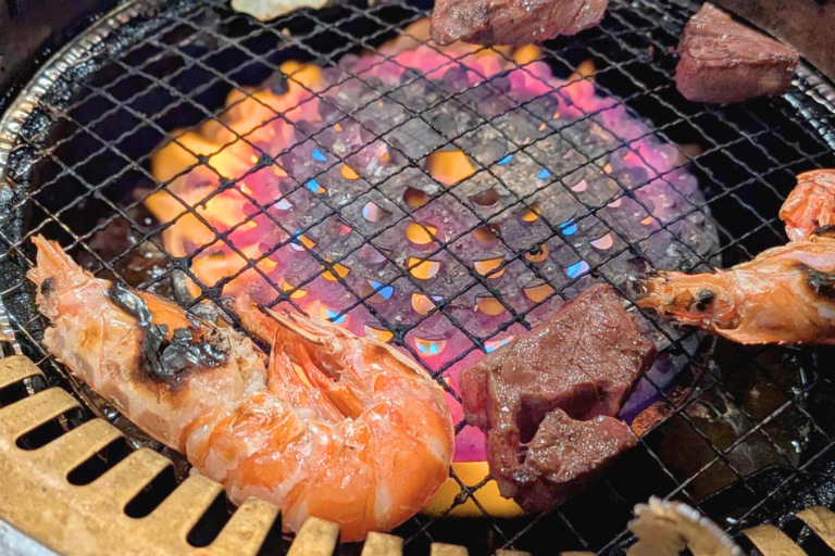 はうでい亭 伴店で肉やエビを網焼きしている様子