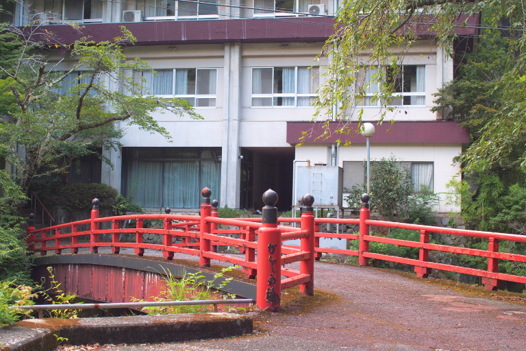 湯来温泉街にあるみ河鹿荘外観