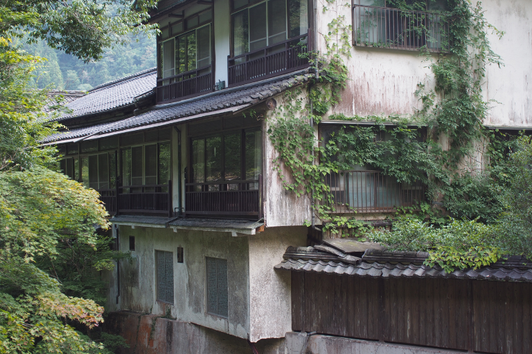湯来温泉街にあるみどり荘外観