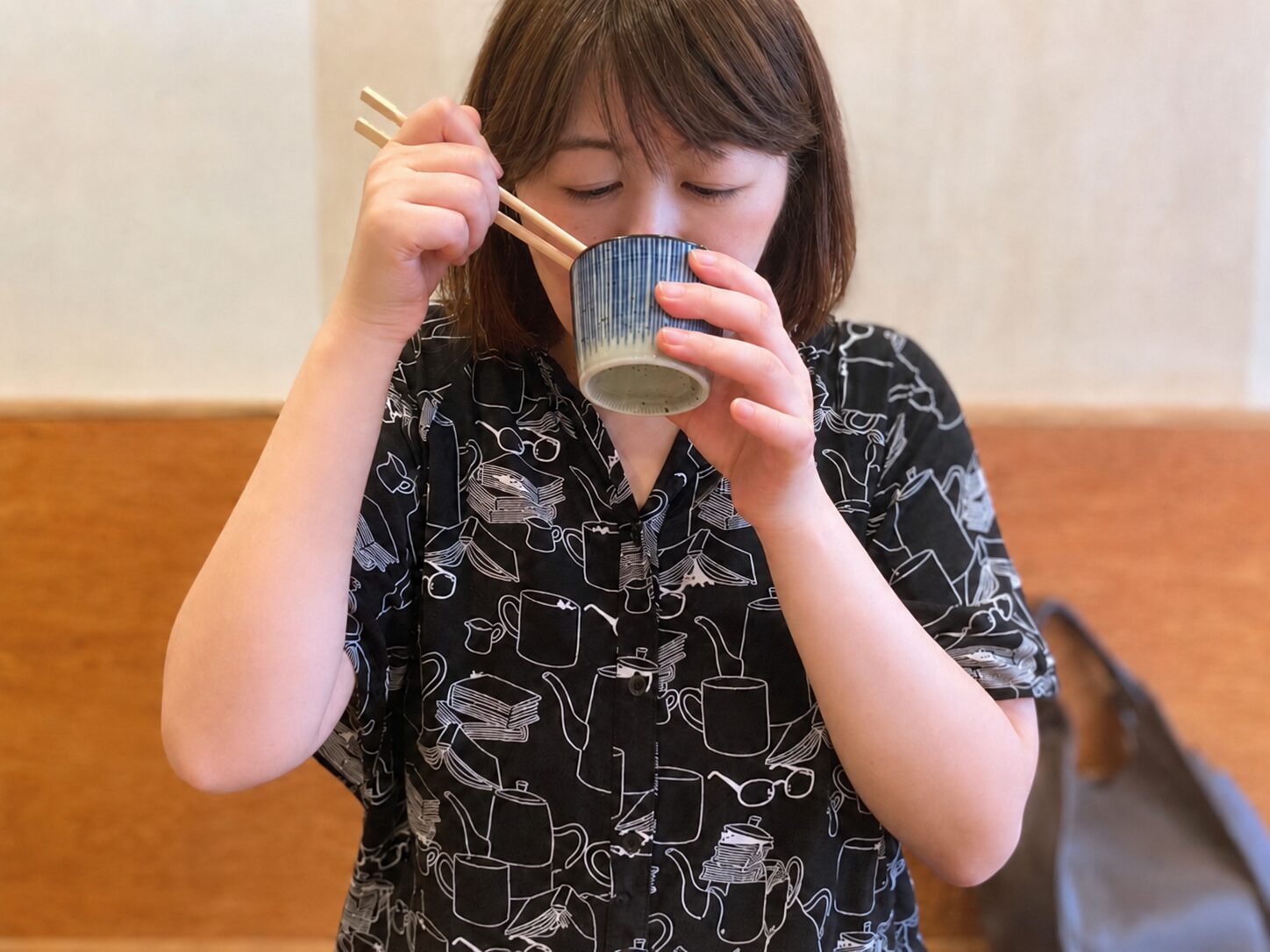 r.d.k kitchen+の豆皿お膳のお昼ごはんのあおさのおみそ汁を飲んでいる筆者